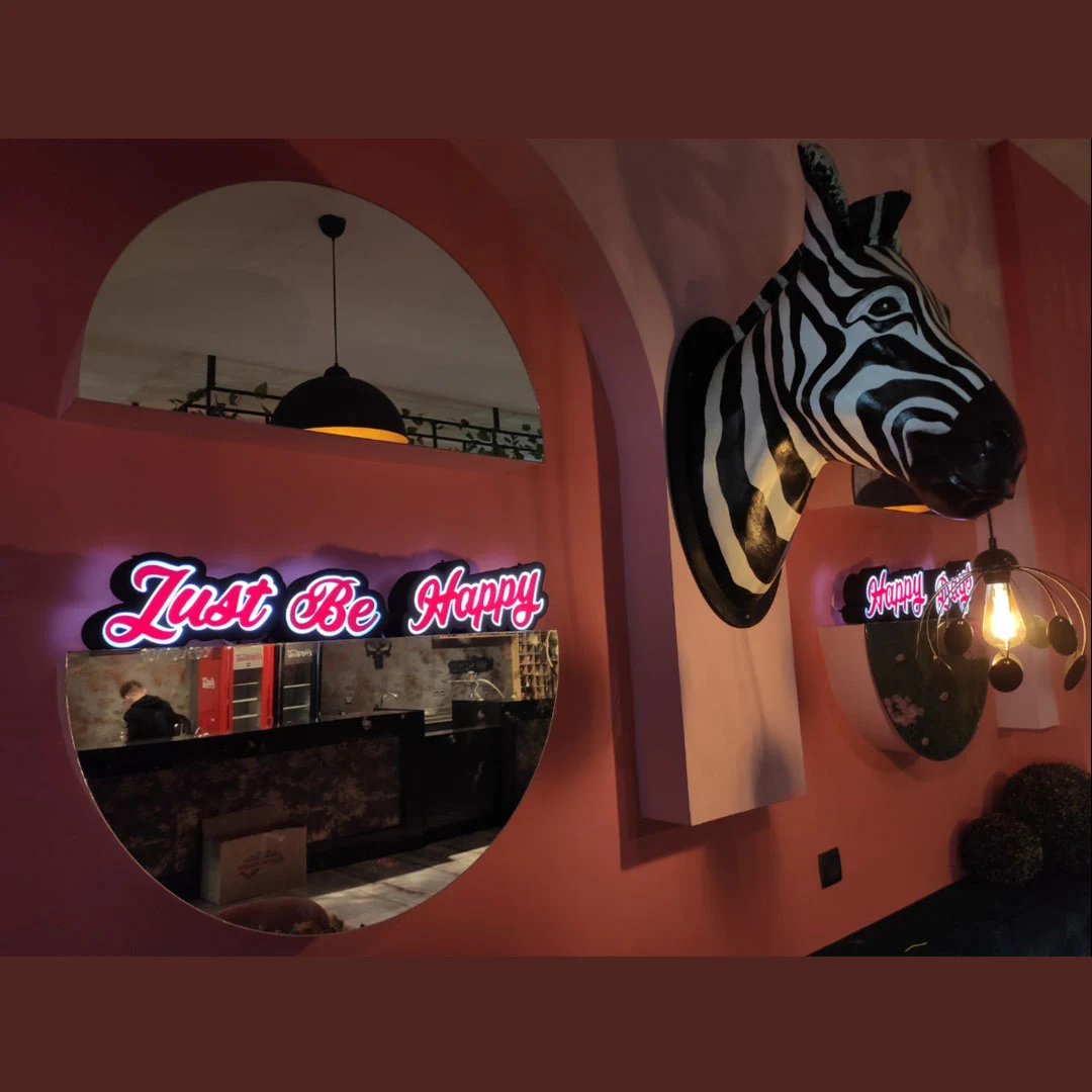 Bebek Lounge ışıklı kutu harf çalışması; temsili gündüz ve gece görünümü